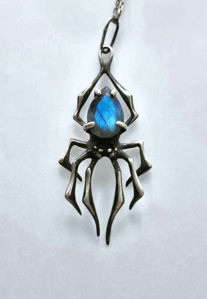 Spider necklace "the Queen" with Labradorite