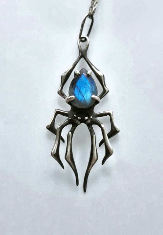Spider necklace "the Queen" with Labradorite