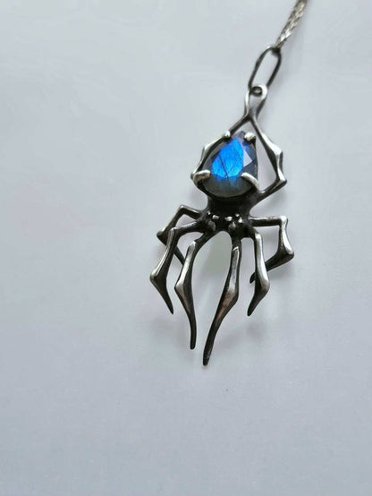 Spider necklace "the Queen" with Labradorite