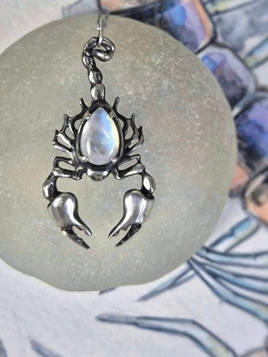 Scorpion necklace in sterling silver - Rainbow moonstone