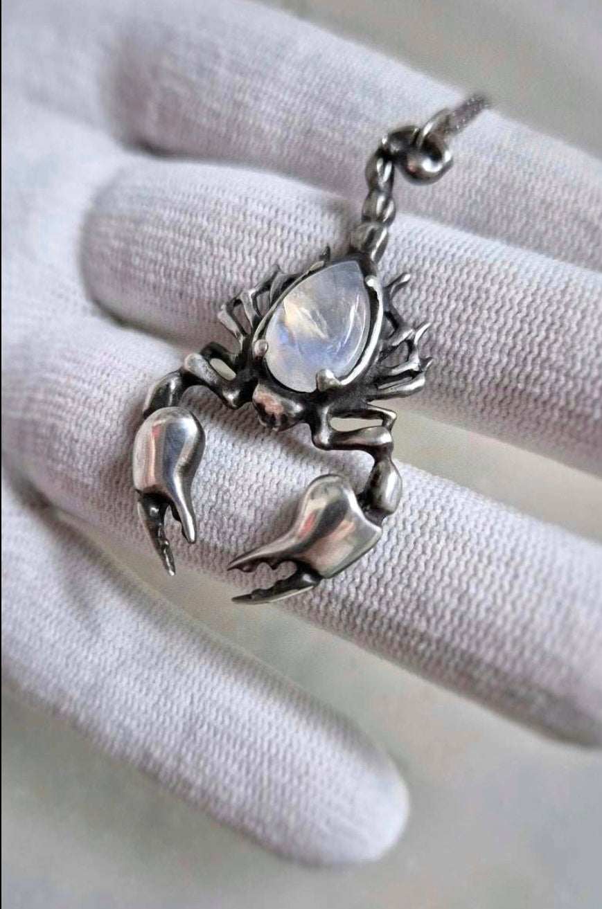 Scorpion necklace in sterling silver - Rainbow moonstone