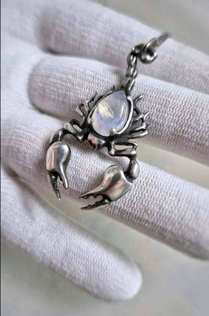 Scorpion necklace in sterling silver - Rainbow moonstone