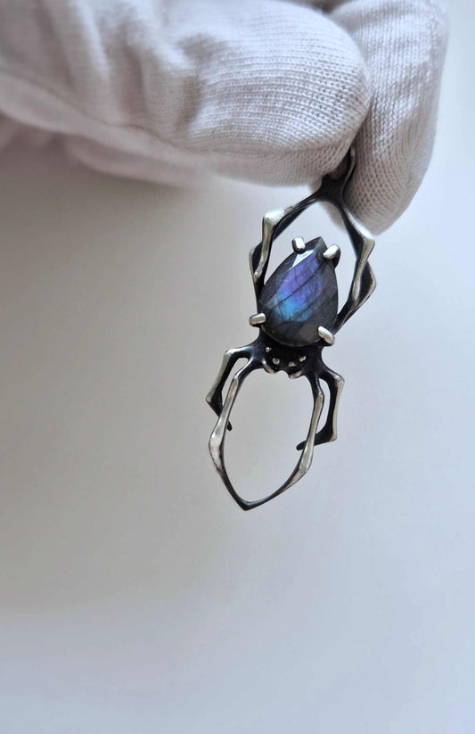 Spider necklace with  Labradorite • Multicoloured flash