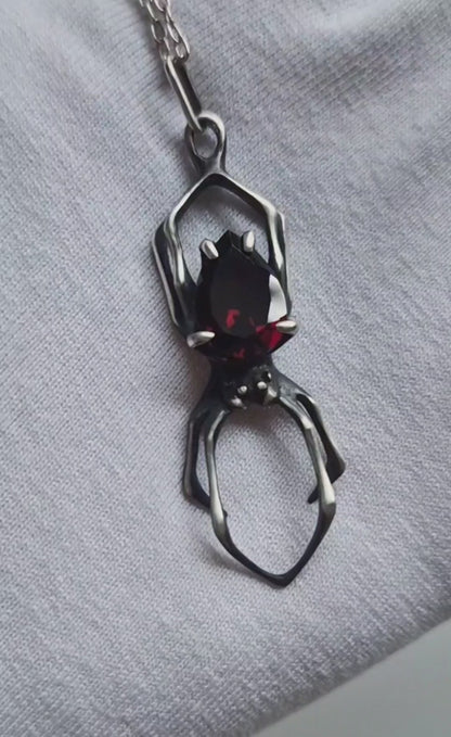 Spider necklace in sterling silver - Garnet