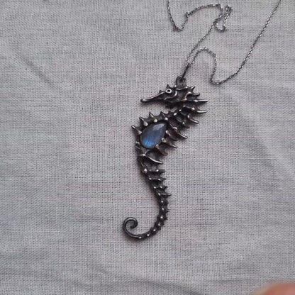 Pendentif hippocampe avec une pierre de labradorite bleue, bijoux sirène