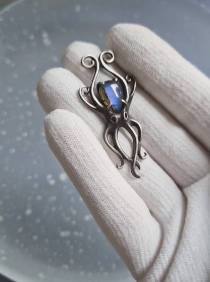 Pendentif Aurora Octopus avec un cabochon en labradorite argenté, bijoux en argent sirène faits à la main