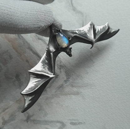 Pendentif Aurora Bat avec une pierre de labradorite bleu clair, talisman de cosplay de sorcière / vampire fait main