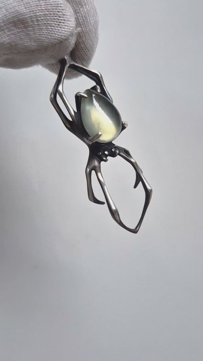 Spider necklace with a Prehnite gem