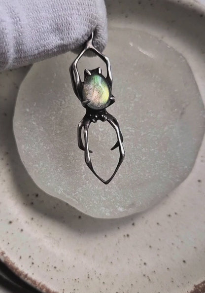 Pendentif Araignée du Crépuscule Elfique avec gemme de labradorite à facettes, talisman de sorcière en argent