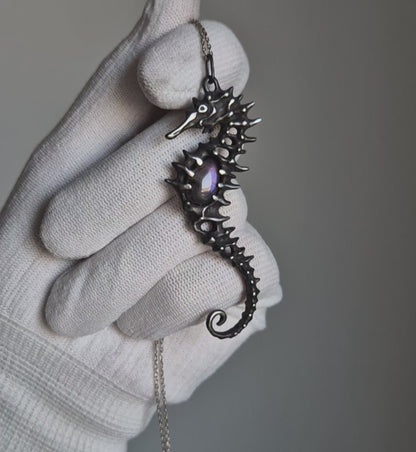 Pendentif hippocampe avec une pierre de labradorite violette, bijoux sirène faits main