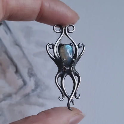 Pendentif Octopus Aurora avec un cabochon en labradorite bleu argenté, Bijoux argent sirène