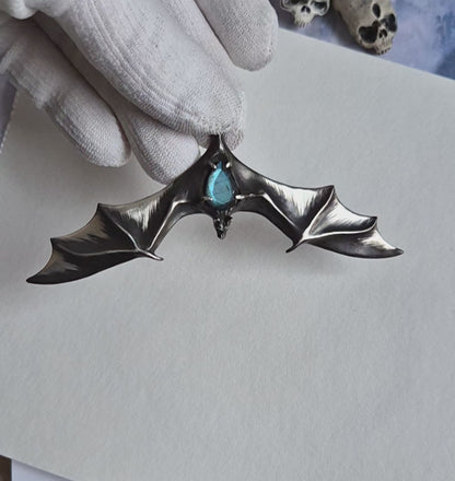 Pendentif Aurora Bat avec une pierre de labradorite bleue à facettes, talisman de cosplay de sorcière / vampire fait à la main