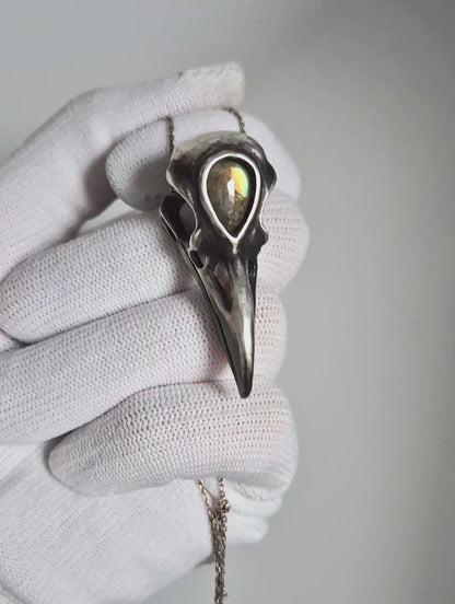 Pendentif crâne de corbeau à trois yeux avec un cabochon d'améthyste, talisman de sorcière nordique en argent fait à la main