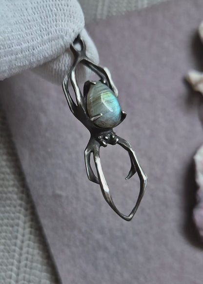 Pendentif Aurora Spider avec un cabochon en labradorite, amulette de sorcière en argent faite à la main