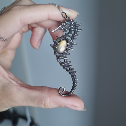 Pendentif hippocampe avec une pierre de labradorite dorée, bijoux sirène en argent