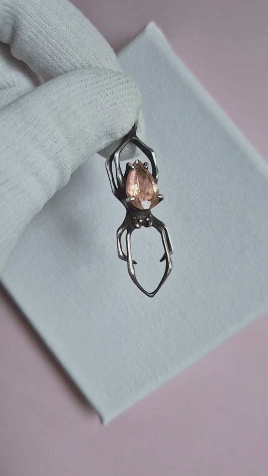 Pendentif araignée rosée dorée avec une pierre cabochon en labradorite, talisman en argent à énergie solaire de sorcière fait main