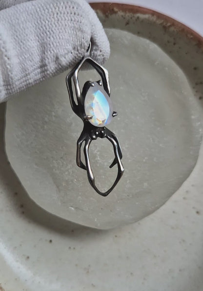 Pendentif araignée lunaire avec une pierre de lune à facettes arc-en-ciel, talisman de sorcière en argent fait à la main