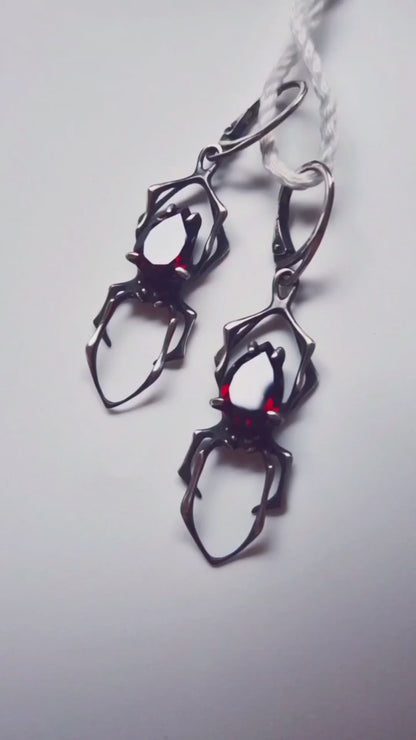 Spider earrings in sterling silver - Garnets