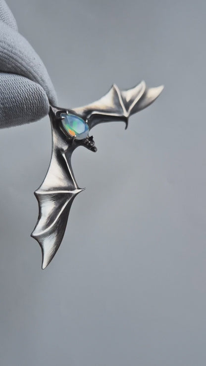 Collier chauve-souris en argent – Opale éthiopienne naturelle – Bijou symbolique en argent fait main