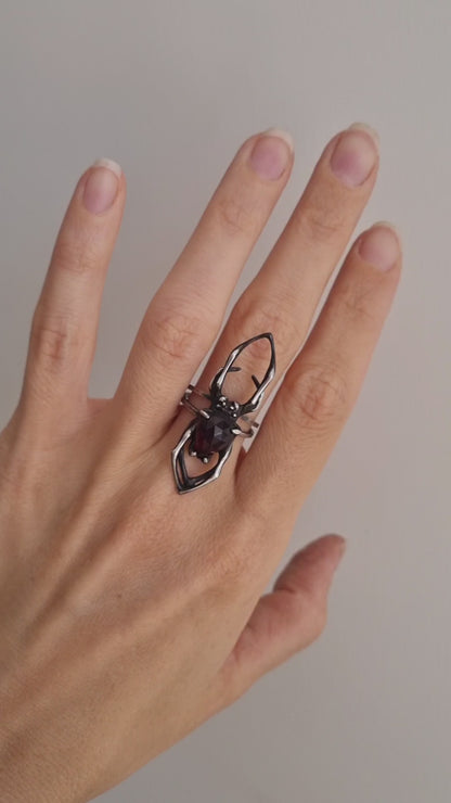 Bague Dragonblood Spider avec une pierre précieuse en grenat taillé en rose, fabriquée sur commande, bijoux en argent de sorcière