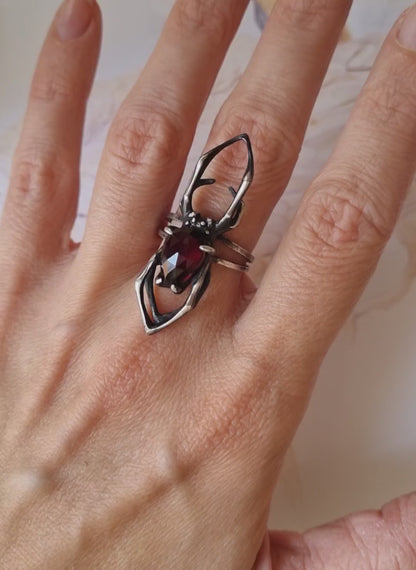 Bague Dragonblood Spider avec une pierre précieuse en grenat taillé en rose, fabriquée sur commande, bijoux en argent de sorcière