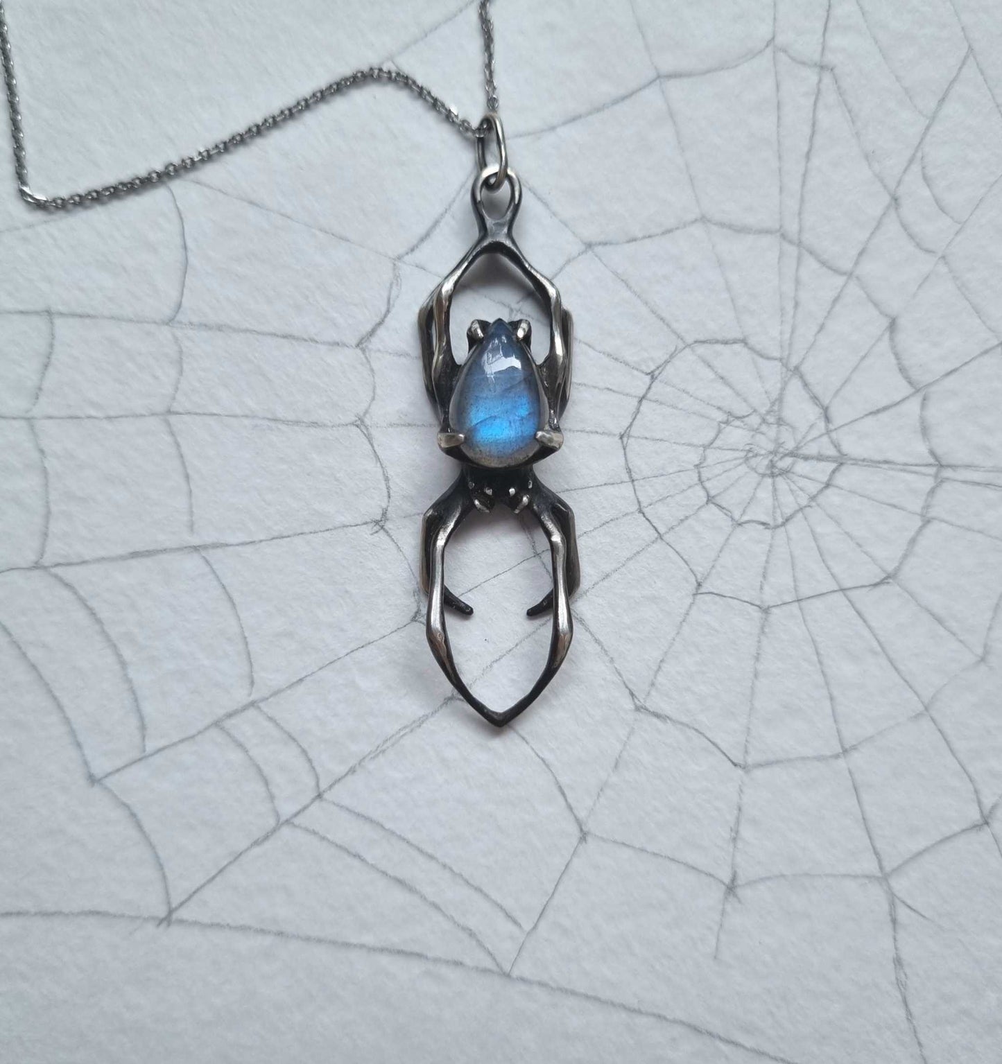 Aurora-Spinne-Anhänger mit einem blauen Labradorit-Edelstein, handgefertigtes Hexen-Amulett aus Silber