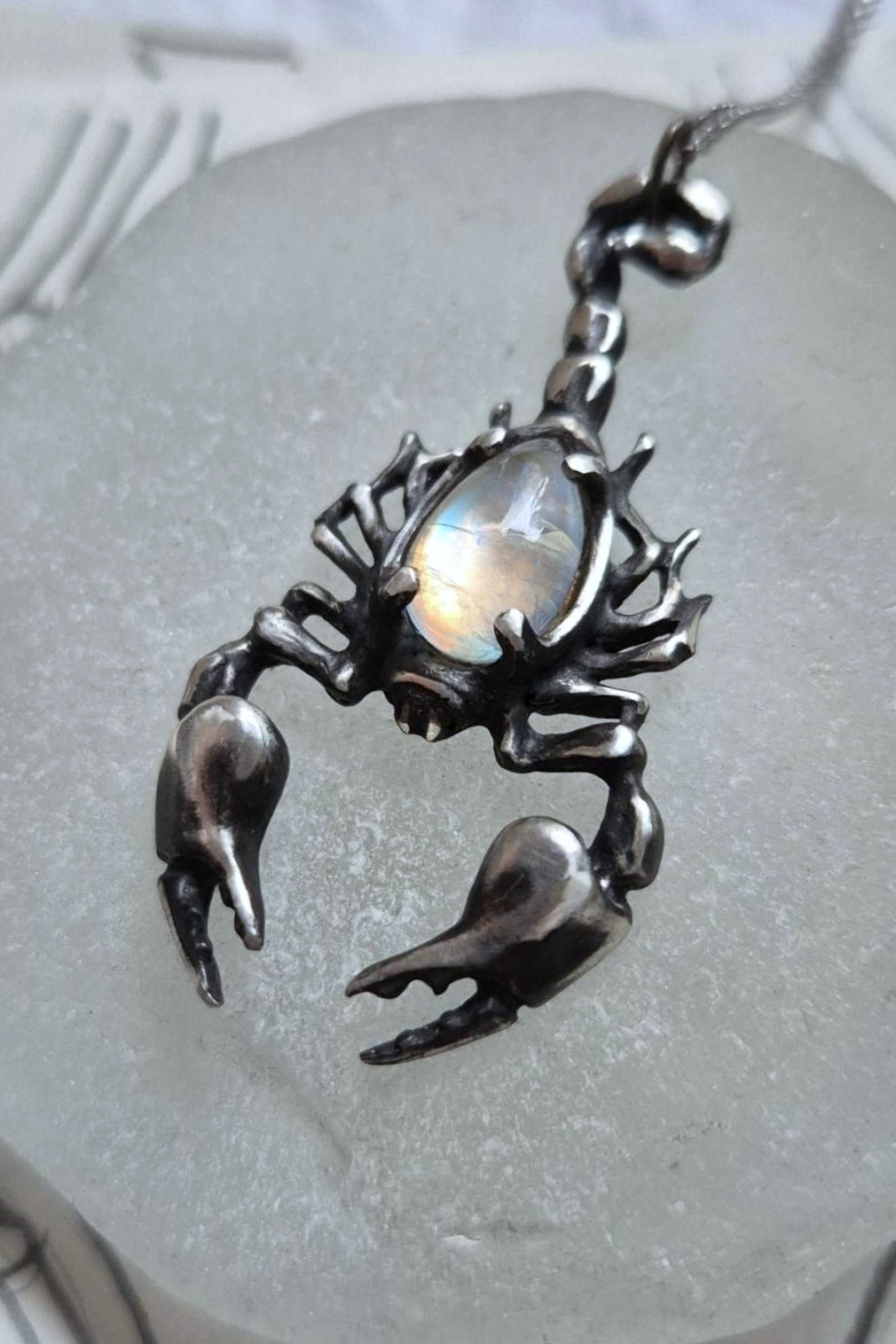 Scorpion necklace in sterling silver - Rainbow moonstone
