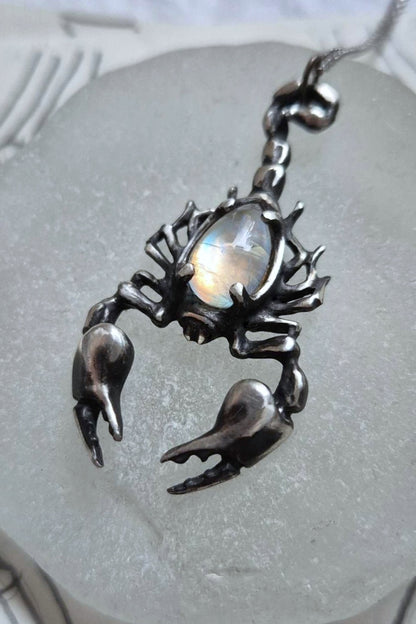 Scorpion necklace in sterling silver - Rainbow moonstone