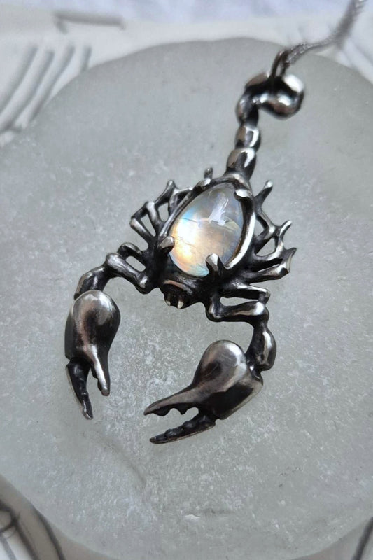 Scorpion necklace in sterling silver - Rainbow moonstone