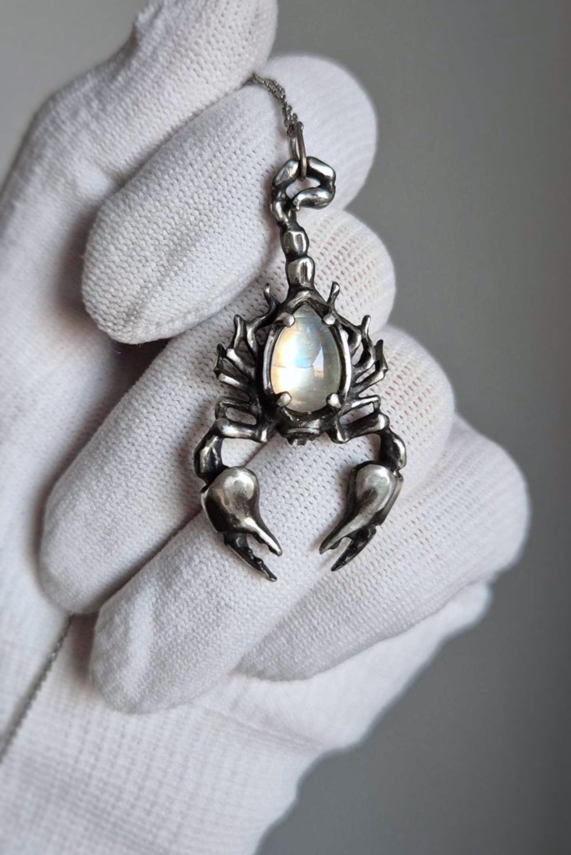 Scorpion necklace in sterling silver - Rainbow moonstone