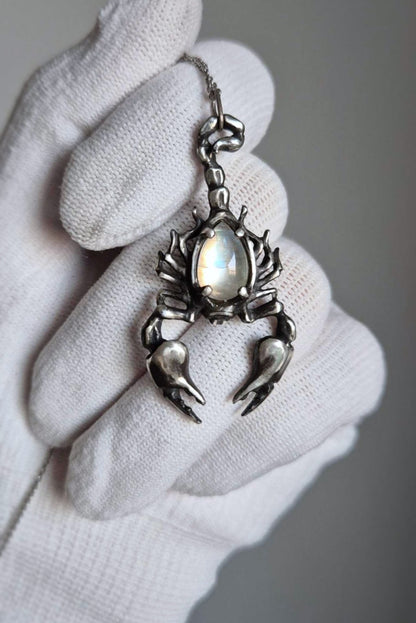 Scorpion necklace in sterling silver - Rainbow moonstone