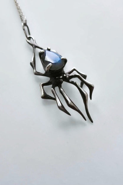 Spider necklace "the Queen" with Labradorite