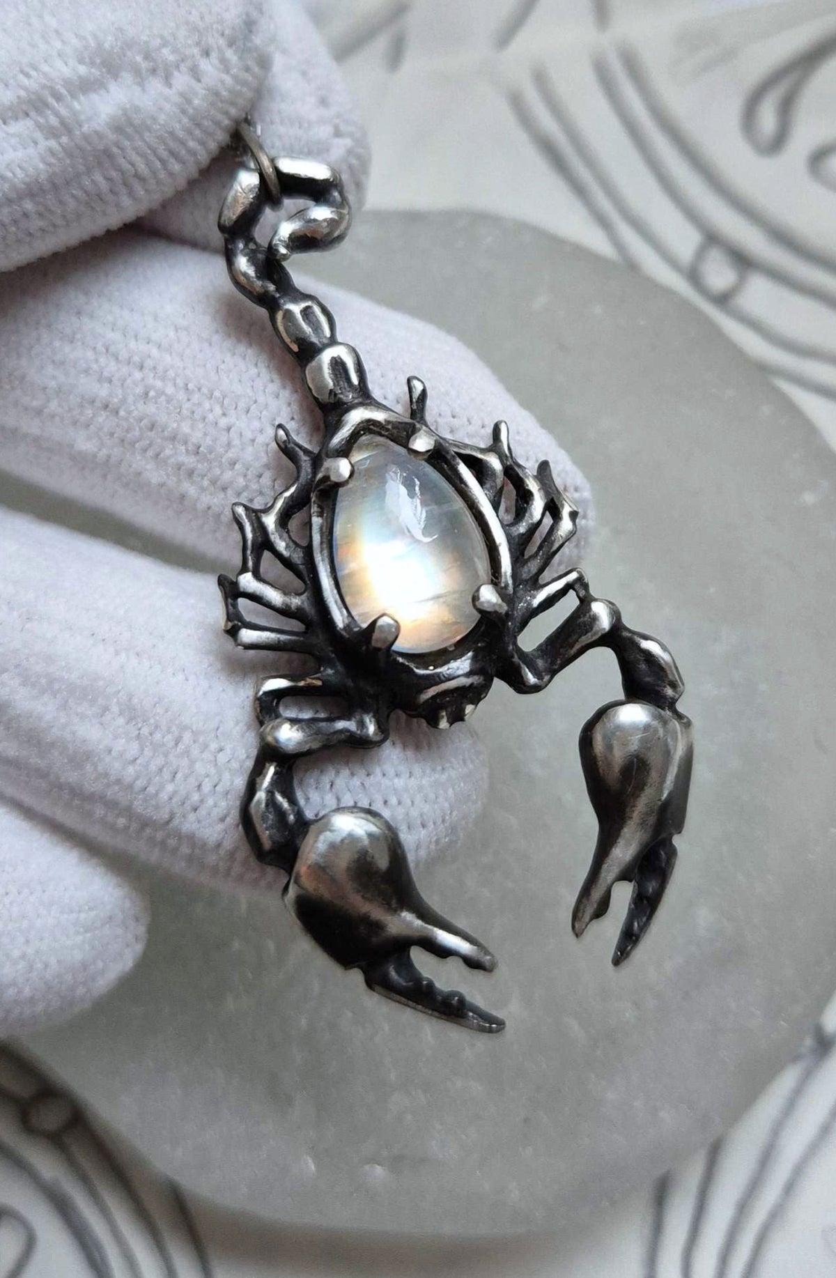 Scorpion necklace in sterling silver - Rainbow moonstone
