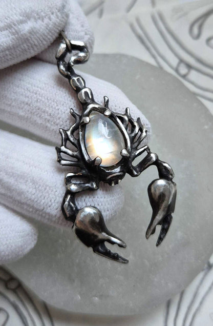 Scorpion necklace in sterling silver - Rainbow moonstone