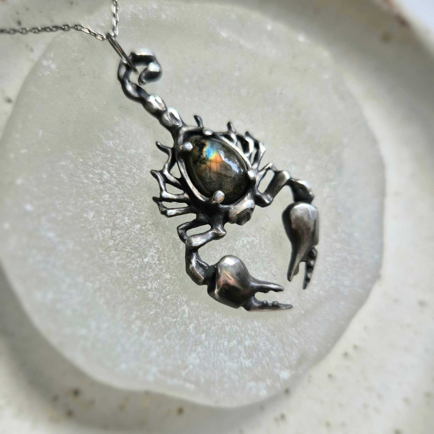 Pendentif Scorpion nocturne en mosaïque avec une pierre de labradorite à facettes, bijoux de sorcière en argent faits à la main