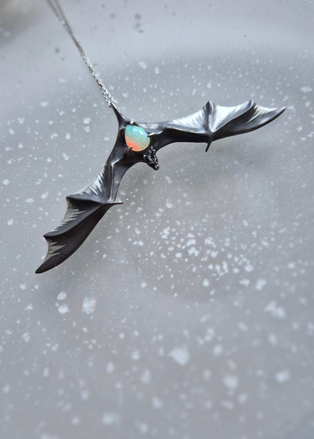 Pendentif chauve-souris en opale, talisman de sorcière en argent