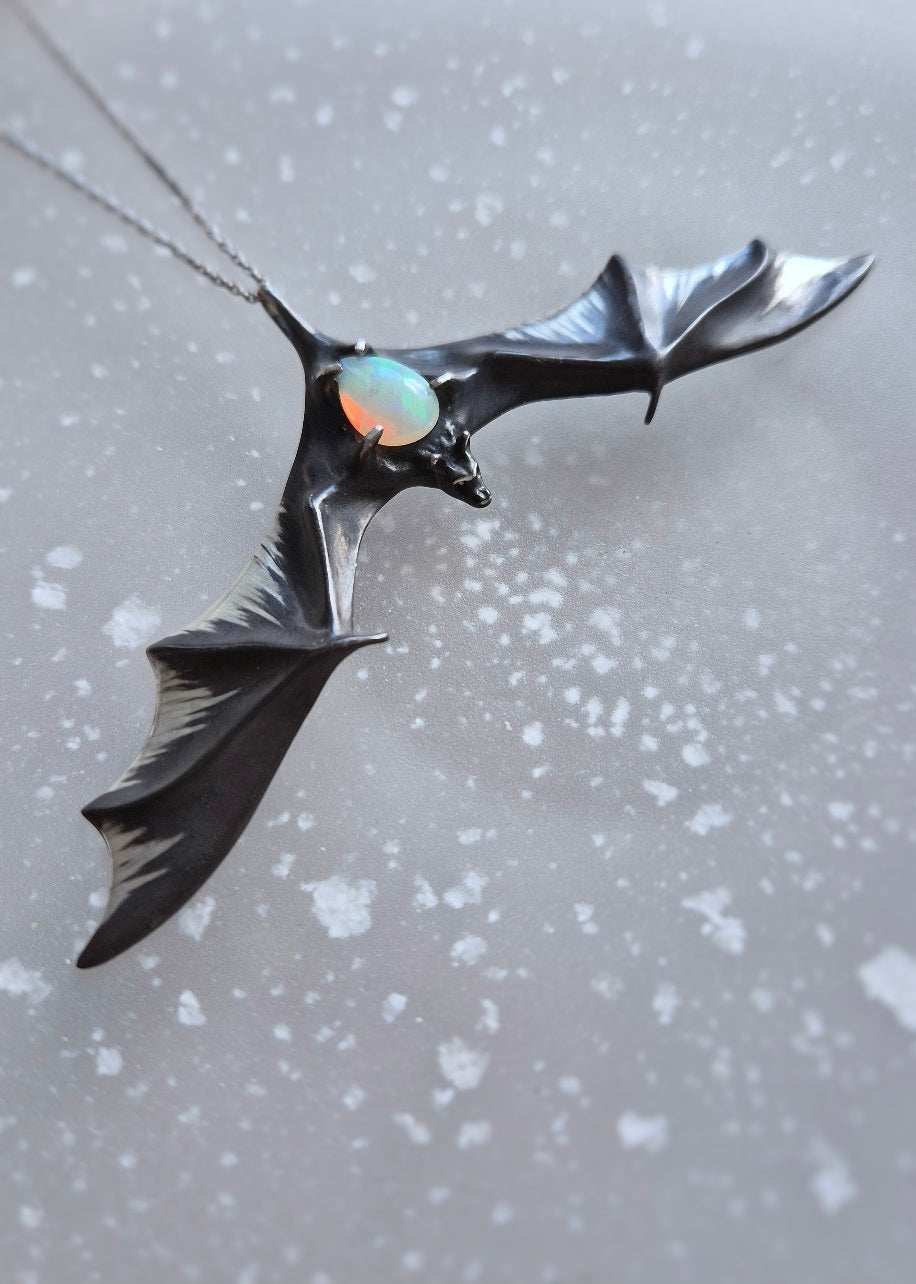 Pendentif chauve-souris en opale, talisman de sorcière en argent