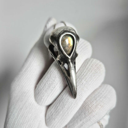 Pendentif crâne de corbeau à trois yeux avec un cabochon d'améthyste, talisman de sorcière nordique en argent fait à la main