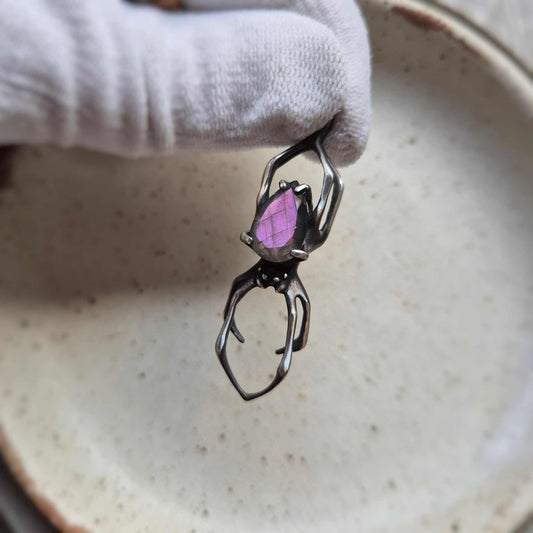 Pendentif araignée lavande avec une pierre de labradorite à facettes violette, talisman de sorcière en argent fait main