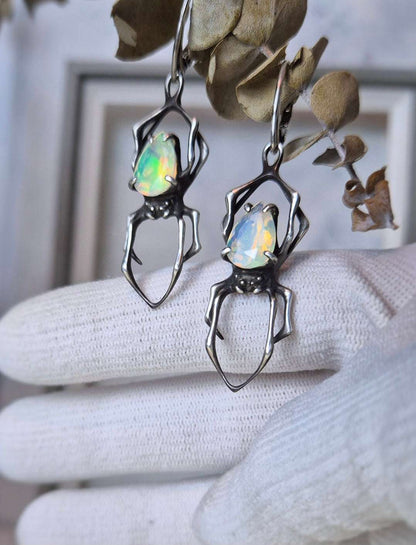 Opal-Spinnenohrringe – Auf Bestellung gefertigt! – mit facettierten Opal-Edelsteinen, handgefertigter Hexen-Silberschmuck