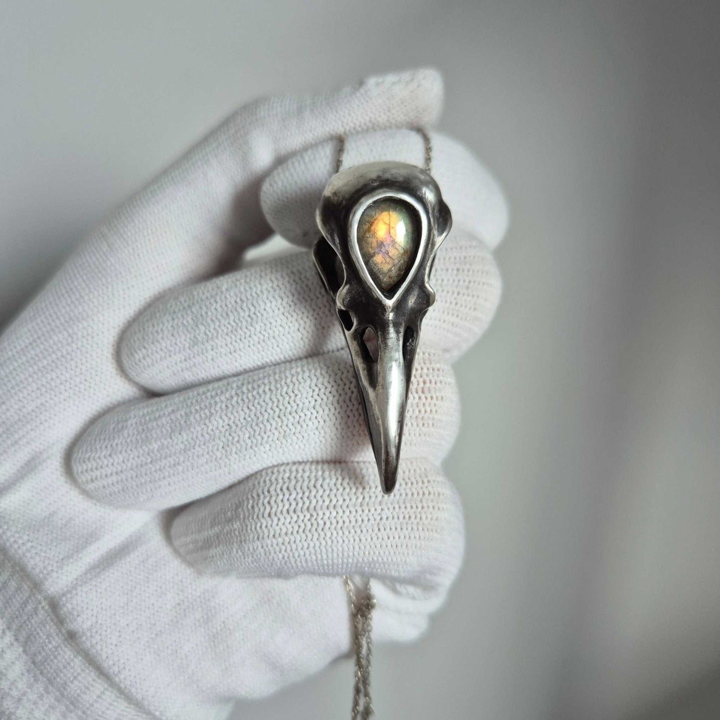 Pendentif crâne de corbeau à trois yeux avec un cabochon d'améthyste, talisman de sorcière nordique en argent fait à la main