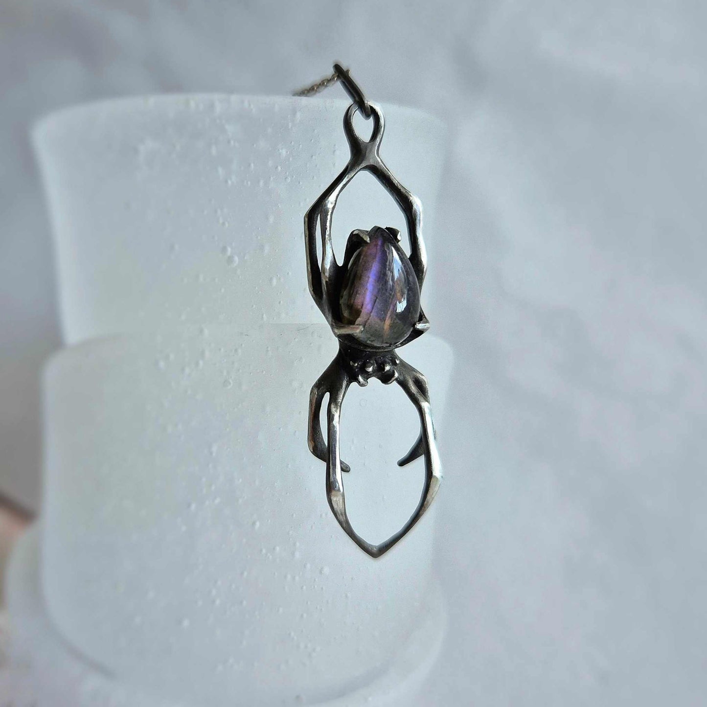 Pendentif araignée lavande avec un cabochon de labradorite violet clair, talisman de sorcière en argent fait main