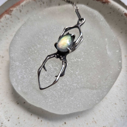 Pendentif Araignée du Crépuscule Elfique avec gemme de labradorite à facettes, talisman de sorcière en argent