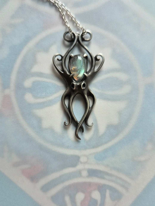 Aurora Octopus Anhänger mit einem blauen Labradorit Cabochon Edelstein, handgefertigter Meerjungfrau Silberschmuck