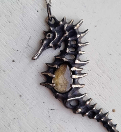 Pendentif hippocampe avec une pierre de labradorite dorée, bijoux sirène en argent