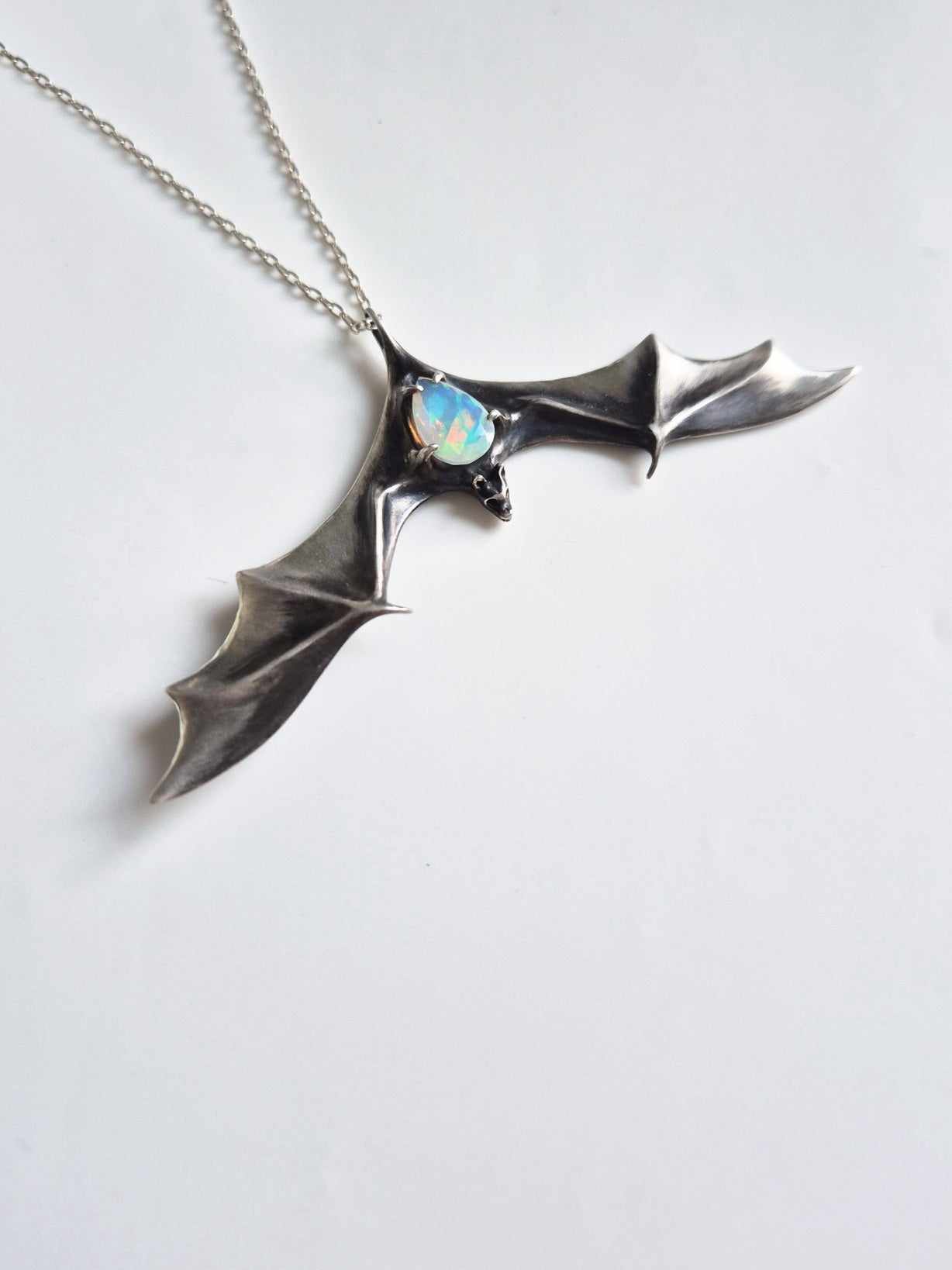 Collier chauve-souris en argent – Opale éthiopienne naturelle – Bijou symbolique en argent fait main