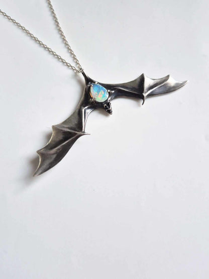 Collier chauve-souris en argent – Opale éthiopienne naturelle – Bijou symbolique en argent fait main