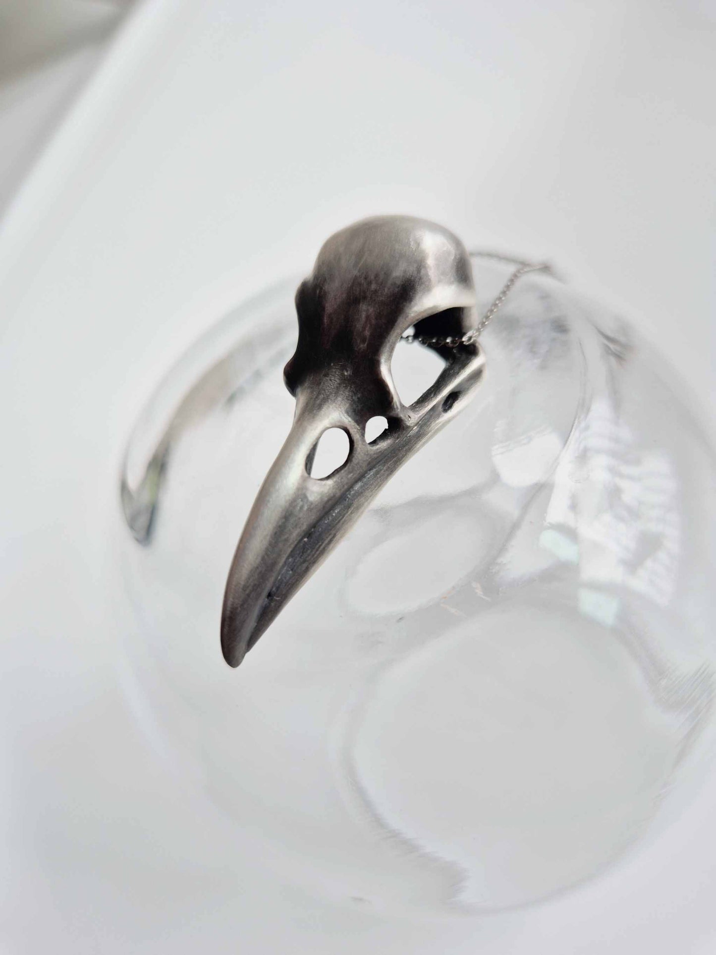 Silberne Rabenschädel-Halskette - Handgefertigter symbolischer Silberschmuck