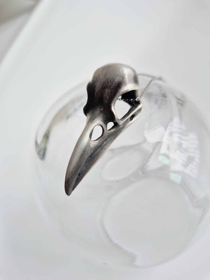 Silberne Rabenschädel-Halskette - Handgefertigter symbolischer Silberschmuck