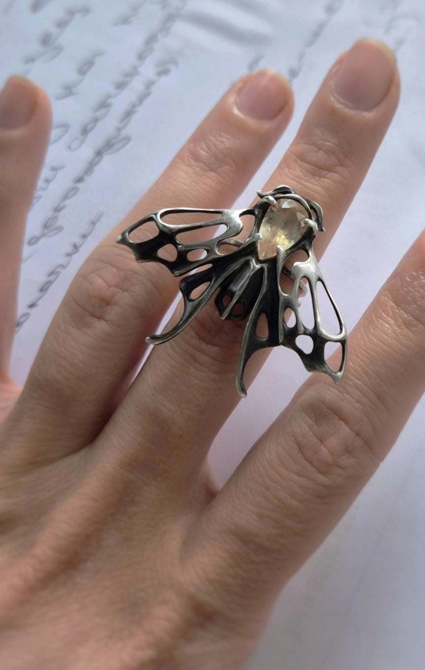 Mottenring - Grandidierit Edelstein - Handgefertigter symbolischer Silberschmuck